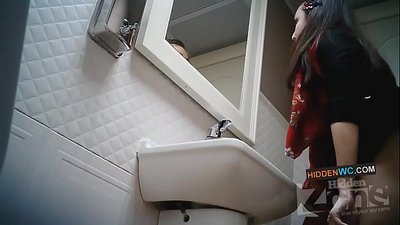 Riprese con telecamera nascosta nel bagno delle donne (1)